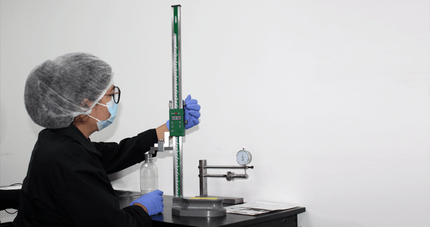 técnico haciendo pruebas de calidad aenvases pet