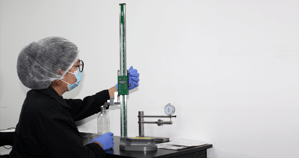 técnico haciendo pruebas de calidad aenvases pet